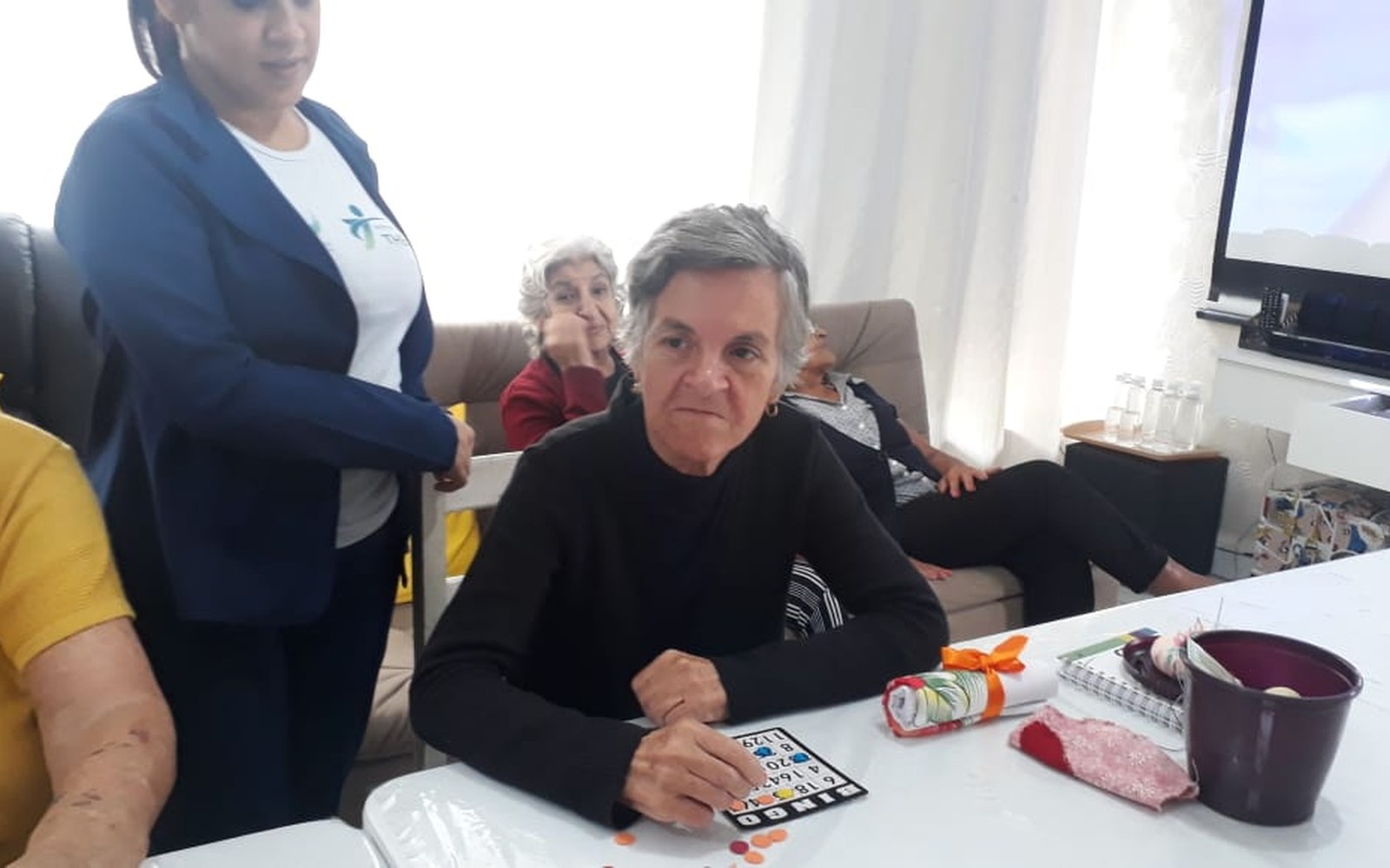 Bingo e convivência calma no Espaço Ikaria — estímulo cognitivo em grupo
