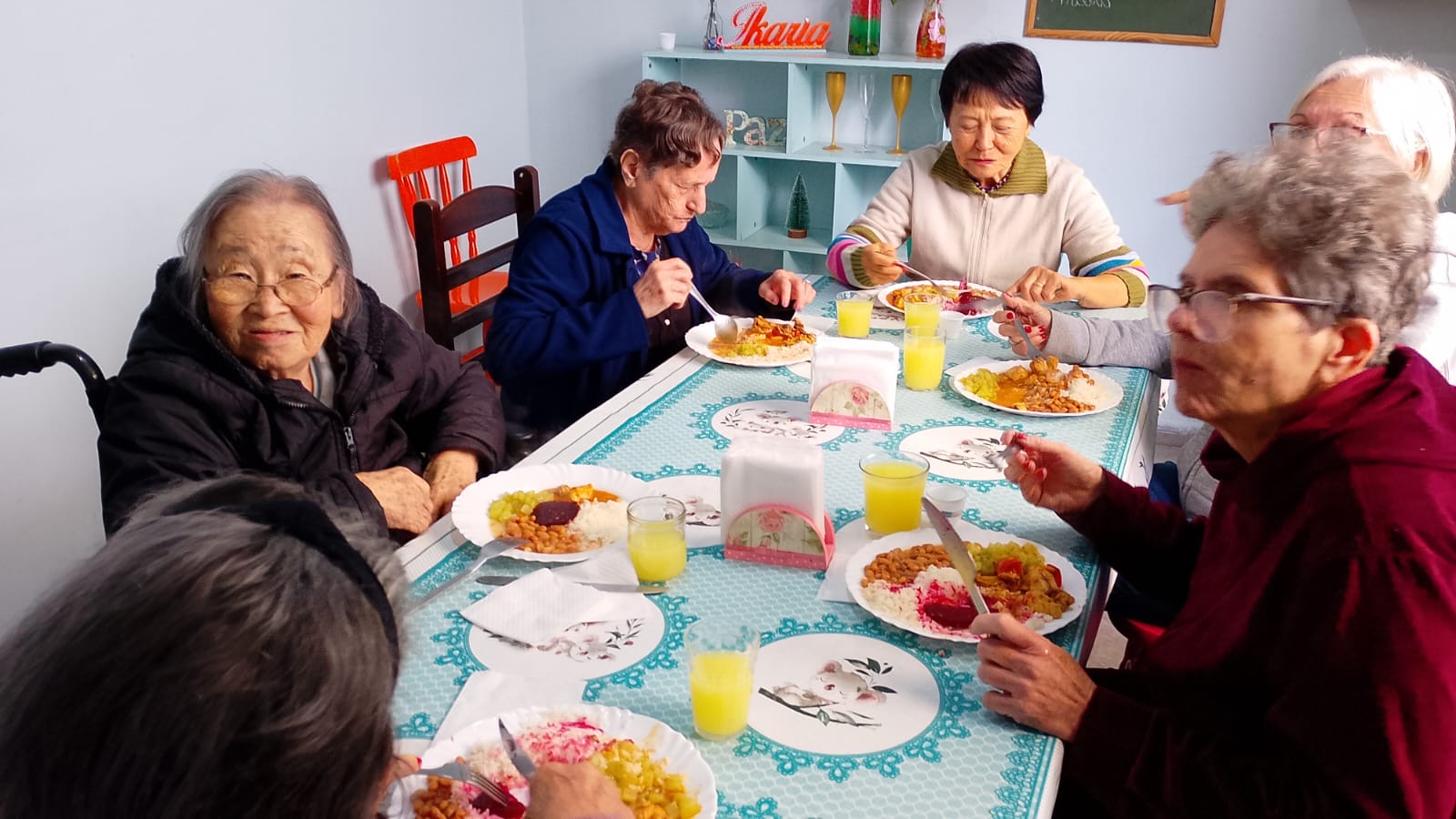 Refeição em grupo no Centro-Dia Espaço Ikaria