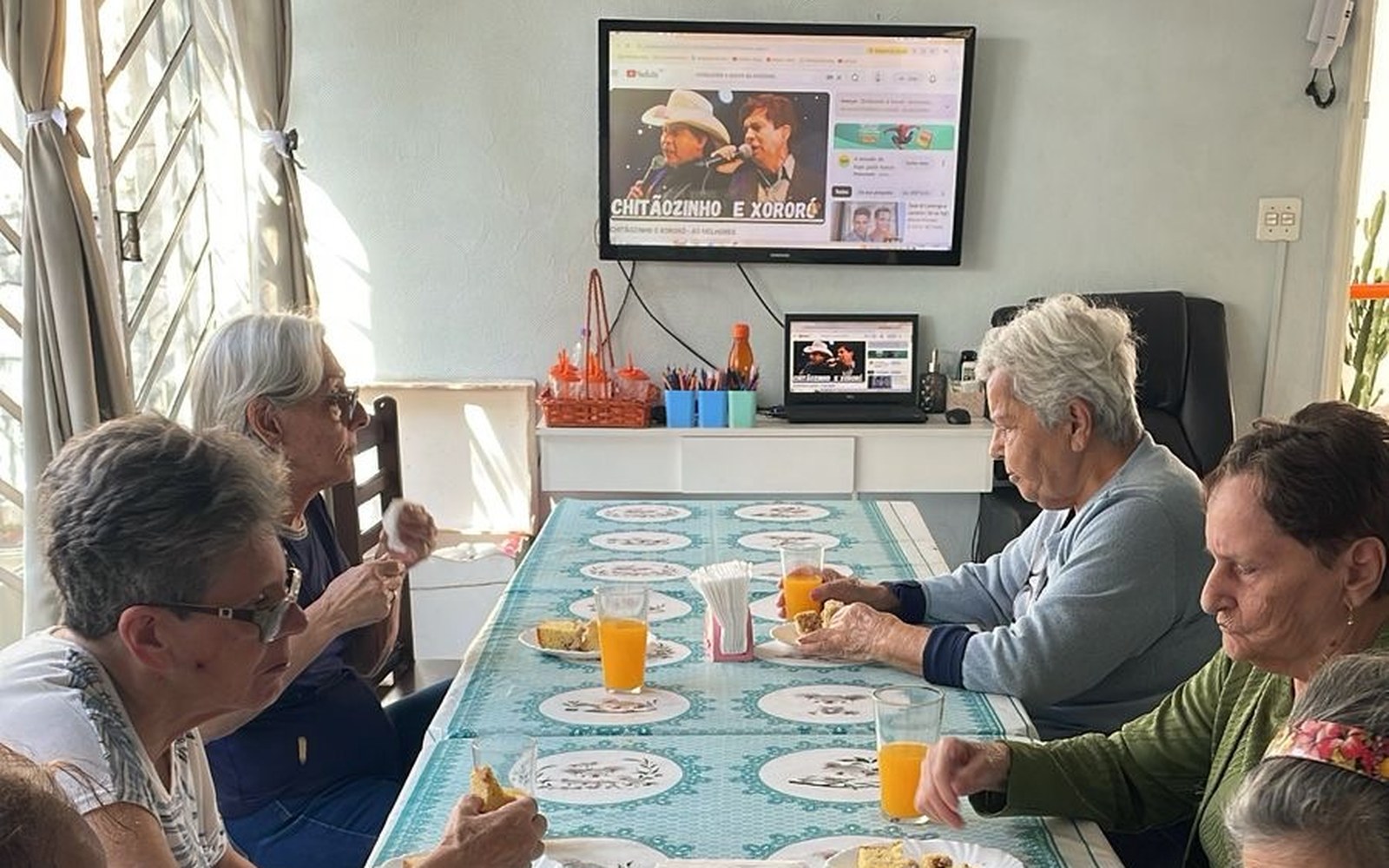 Café da manhã e lanche no Espaço Ikaria