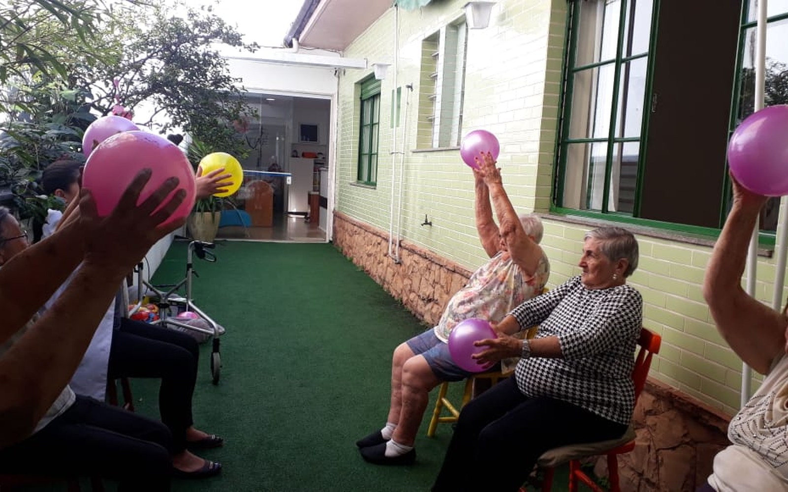 Estimulação motora com bolas no Espaço Ikaria