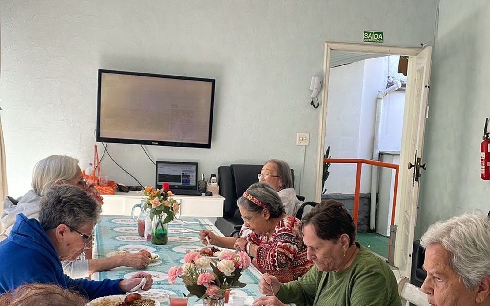Almoço em grupo no Centro-Dia Espaço Ikaria