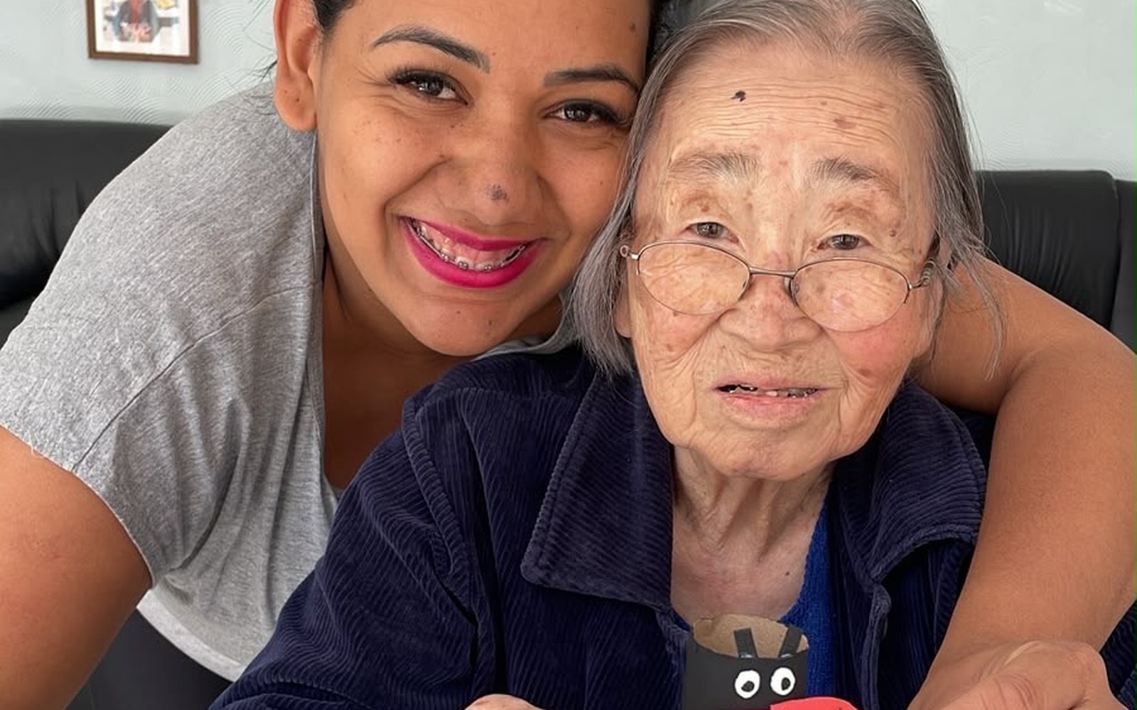 Afecto e conexão entre cuidadora e idosa no Espaço Ikaria